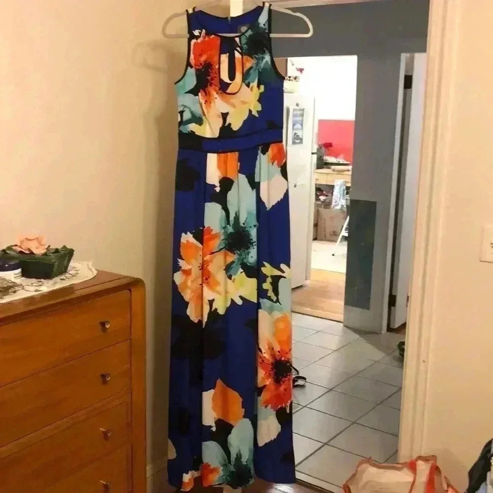 Vince Camuto floral sleeveless maxi dress with key hole top. Size 2